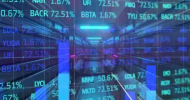 Bilgisayar sunucularıyla tünel üzerinde finansal veri işleme animasyonu. Küresel iş, finans, hesaplama ve veri işleme kavramı dijital olarak oluşturulmuş video.