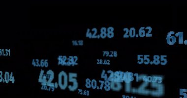 Siyah arkaplan üzerinden finansal veri işleme animasyonu. Küresel ağlar, işletmeler, finansmanlar, hesaplama ve veri işleme kavramı dijital olarak oluşturuldu.