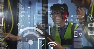 Sunucu odasında çalışan çeşitli erkek ve kadın mühendisler üzerinde veri işleme animasyonu. Bilgisayar arayüzü ve iş veri depolama teknolojisi kavramı