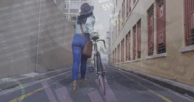 Bisikletle yürürken binaya bakan Asyalı kadının bilgi arayüzü animasyonu. Dijital bileşik, çoklu pozlama, küresel, rapor, iş, ulaşım ve teknoloji.