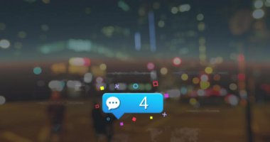 Gece şehir trafiğinin bulanık görüntüsüne karşı sayıları giderek artan mesaj simgelerinin canlandırılması. Sosyal medya ağı ve iş teknolojisi kavramı