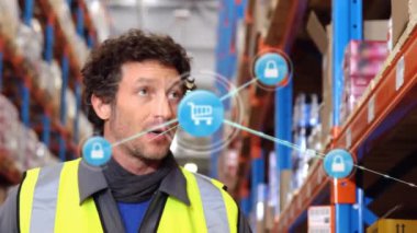 Kafkas erkek işçilerin depodaki stokları kontrol etmesi üzerine dijital simge ağının animasyonu. Küresel ağ ve lojistik iş teknolojisi kavramı