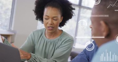 Ofisteki çeşitli iş adamları üzerinde finansal veri işleme animasyonu. Küresel ağlar, işletmeler, finansmanlar, hesaplama ve veri işleme kavramı dijital olarak oluşturuldu.