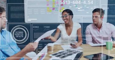 Çeşitli meslektaşların ofiste el sıkışması üzerine veri işleme arayüzünün animasyonu. Bilgisayar arayüzü ve iş teknolojisi kavramı