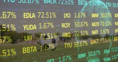 Kafkasyalı futbolcu üzerinden finansal veri işleme animasyonu. Küresel spor, iş, finans, bilgisayar ve veri işleme kavramı dijital olarak oluşturulmuş video.
