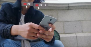 Akıllı telefon kullanan iki ırklı adamın medya simgelerinin animasyonu. Sosyal medya ve dijital arayüz konsepti dijital olarak oluşturulmuş video.