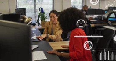 Ofisteki çeşitli iş adamları üzerinde finansal veri işleme animasyonu. Küresel ağlar, işletmeler, finansmanlar, hesaplama ve veri işleme kavramı dijital olarak oluşturuldu.