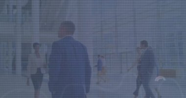 Ofisteki çeşitli iş adamları üzerinde finansal veri işleme animasyonu. Küresel ağlar, işletmeler, finansmanlar, hesaplama ve veri işleme kavramı dijital olarak oluşturuldu.