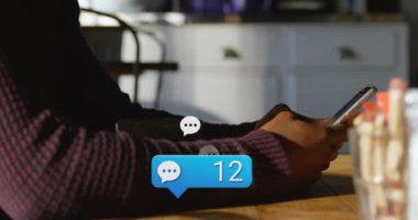 Akıllı telefon kullanan iki ırklı adamın medya simgelerinin animasyonu. Sosyal medya ve dijital arayüz konsepti dijital olarak oluşturulmuş video.