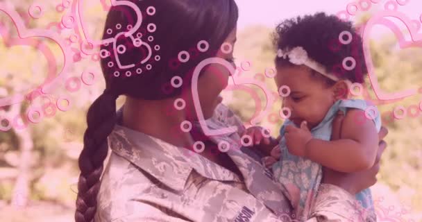 Animacja Ikon Serca Nad Szczęśliwą Afrykańską Amerykańską Żołnierką Córką Koncepcja — Wideo stockowe