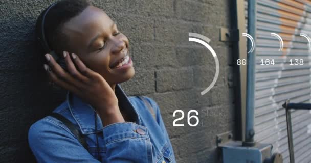 Анимация Счастливой Африканской Женщины Слушающей Музыку Кругам Концепция Глобального Бизнеса — стоковое видео