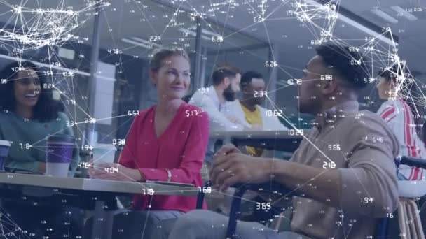 オフィスで話す多様な障害者のビジネス上のネットワークのアニメーション グローバルビジネスとデジタルインターフェースの概念デジタル生成されたビデオ — ストック動画