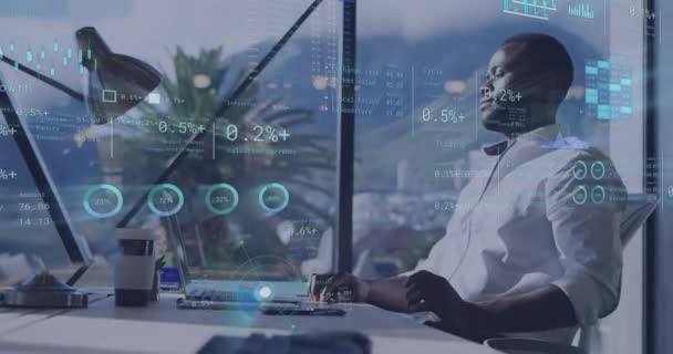 アフリカ系アメリカ人ビジネスマンに対するデータ処理のアニメーション グローバルネットワーク ビジネス コンピューティング データ処理の概念デジタル生成ビデオ — ストック動画