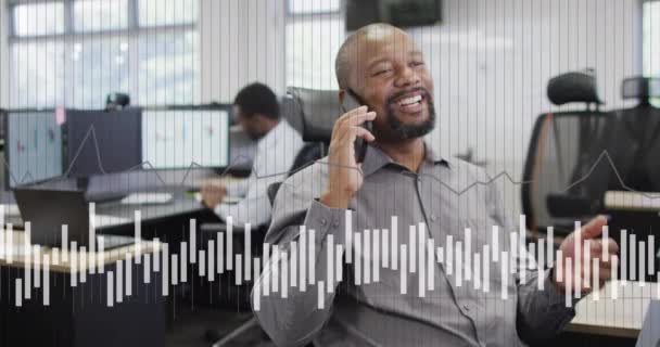 Animação Dados Financeiros Com Ícones Sobre Empresário Afro Americano Cargo — Vídeo de Stock