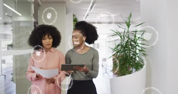 オフィス内の多様なビジネス女性に対するデジタルアイコンのアニメーション グローバルネットワーク ビジネス コンピューティング データ処理の概念デジタル生成ビデオ — ストック動画