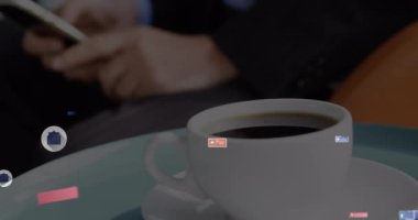 Bir iş adamının orta kısmında akıllı telefon kullanarak yüzen sosyal medya simgelerinin animasyonu. Sosyal medya ağı ve iş teknolojisi kavramı