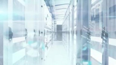 Bilgisayar sunucuları üzerinden tarama ve veri işleme animasyonları. Küresel iş, finans, hesaplama ve veri işleme kavramı dijital olarak oluşturulmuş video.