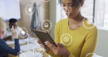 İkonlar ve veri işleme animasyonları. Ofisteki iki ırklı iş kadınıyla ilgili. Küresel iş, finans, hesaplama ve veri işleme kavramı dijital olarak oluşturulmuş video.