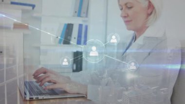 Kafkasyalı kadın doktor üzerinden bağlantı ağının animasyonu. Küresel tıp, sağlık, ağlar, hesaplama ve veri işleme kavramı dijital olarak oluşturulmuş video.