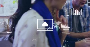 Veri işleme ve iş simgelerinin animasyonu ofiste konuşan çeşitli iş adamları üzerinde. Küresel iş ve dijital arayüz kavramı dijital olarak oluşturulmuş video.