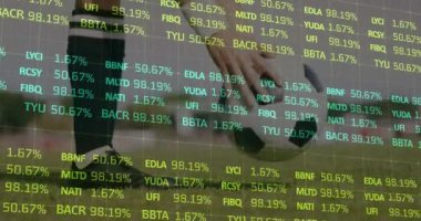 Kafkasyalı futbolcu üzerinden finansal veri işleme animasyonu. Küresel spor, iş, finans, bilgisayar ve veri işleme kavramı dijital olarak oluşturulmuş video.