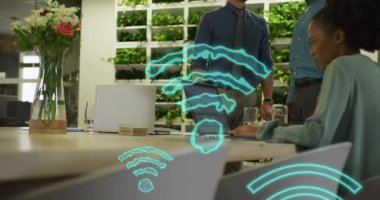 Ofisteki çeşitli iş adamları üzerinde kablosuz internet ikonlarının canlandırılması. Küresel ağlar, işletmeler, finansmanlar, hesaplama ve veri işleme kavramı dijital olarak oluşturuldu.