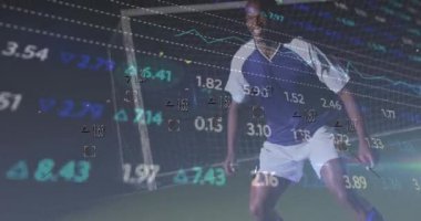 Afro-Amerikan futbolcu üzerinden finansal veri işleme animasyonu. Küresel spor, iş, finans, bilgisayar ve veri işleme kavramı dijital olarak oluşturulmuş video.