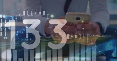 Akıllı telefon kullanarak iş adamının orta bölümündeki istatistiksel veri işleme animasyonu. İş veri teknolojisi kavramı