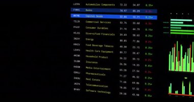 Siyah arkaplanda finansal veri işleme animasyonu. Küresel ağlar, işletmeler, finansmanlar, hesaplama ve veri işleme kavramı dijital olarak oluşturuldu.