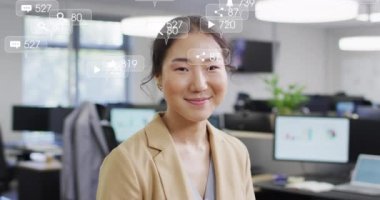 Asyalı iş kadını hakkında ikonlar ve veri işleme animasyonları. Küresel ağlar, işletmeler, finansmanlar, hesaplama ve veri işleme kavramı dijital olarak oluşturuldu.