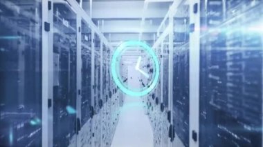 Bilgisayar sunucuları üzerinde saat ve veri işleme animasyonu. Küresel iş, finans, hesaplama ve veri işleme kavramı dijital olarak oluşturulmuş video.