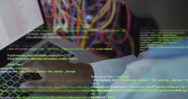 Sunucu odasında dizüstü bilgisayarla Afro-Amerikan erkek mühendis üzerinde veri işleme animasyonu. Bilgisayar arayüzü ve iş veri depolama teknolojisi kavramı