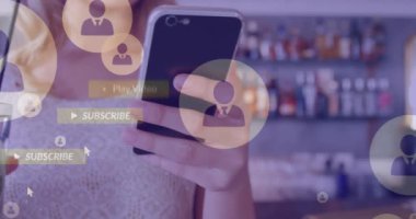 Akıllı telefon kullanan beyaz bir kadının medya simgelerinin canlandırılması. Sosyal medya ve dijital arayüz konsepti dijital olarak oluşturulmuş video.