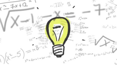 Matematiksel denklemlerin animasyonu ve beyaz zemin üzerinde ampulle veri işleme. Küresel bilim, öğrenme, hesaplama ve veri işleme kavramı dijital olarak oluşturulmuş video.