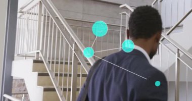 Afrika kökenli Amerikalı iş adamının veri işleme sistemiyle olan bağlantılarının animasyonu. Küresel ağlar, işletmeler, finansmanlar, hesaplama ve veri işleme kavramı dijital olarak oluşturuldu.