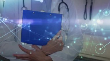 Kafkasyalı kadın doktor üzerinden bağlantı ağının animasyonu. Küresel tıp, sağlık, ağlar, hesaplama ve veri işleme kavramı dijital olarak oluşturulmuş video.