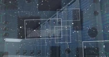 Bilgisayar panosunun üzerinde şekil ve veri işleme animasyonları. Küresel teknoloji ve dijital arayüz konsepti dijital olarak oluşturulmuş video.