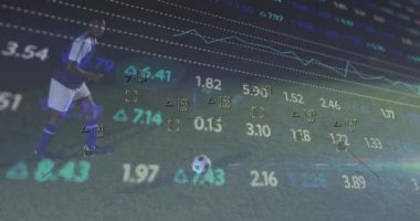 Afro-Amerikan futbolcu üzerinden finansal veri işleme animasyonu. Küresel spor, iş, finans, bilgisayar ve veri işleme kavramı dijital olarak oluşturulmuş video.