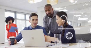 Ofisteki çeşitli iş adamları üzerinde finansal veri işleme animasyonu. Küresel ağlar, işletmeler, finansmanlar, hesaplama ve veri işleme kavramı dijital olarak oluşturuldu.