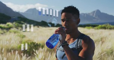 Afrika kökenli Amerikalı bir adamın kır yürüyüşü sırasında su içmesi üzerine veri işleme animasyonu. Küresel spor, egzersiz, bilgisayar ve veri işleme kavramı dijital olarak oluşturulmuş video.