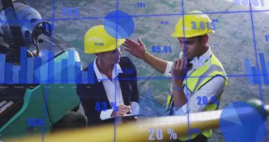 Depoda çalışan çeşitli insanlar üzerinde finansal veri işleme animasyonu. Küresel sevkiyat, iş, finans, bilgisayar ve veri işleme kavramı dijital olarak oluşturuldu.