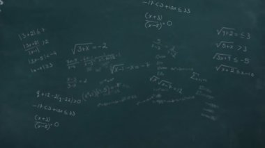 Tahta üzerinde matematik denklemleri ve veri işleme animasyonları. Küresel bilim, öğrenme, hesaplama ve veri işleme kavramı dijital olarak oluşturulmuş video.