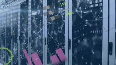 Bilgisayar sunucuları üzerinden veri işleme animasyonu. Küresel iş, finans, dijital arayüz, hesaplama ve veri işleme kavramı dijital olarak oluşturulmuş video.