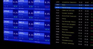 Siyah arkaplan üzerinden finansal veri işleme animasyonu. Küresel ağlar, işletmeler, finansmanlar, hesaplama ve veri işleme kavramı dijital olarak oluşturuldu.