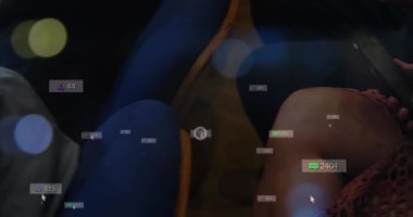 Dijital tablet kullanan bir adamın orta kısmında yüzen sosyal medya simgelerinin canlandırılması. Sosyal medya ağı ve iş teknolojisi kavramı