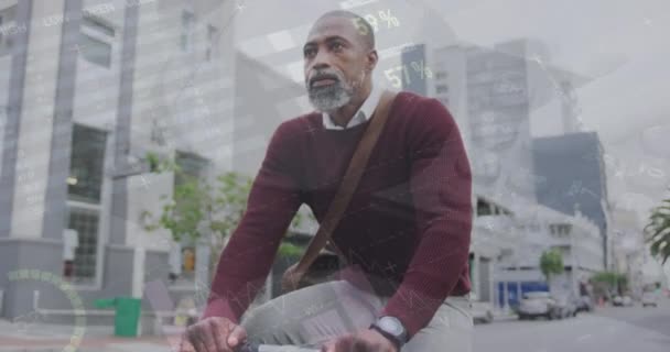 街の路上で自転車に乗るアフリカ系アメリカ人男性の上のインフォグラフィックインターフェイスのアニメーション デジタル複合材 複数の露光 グローバル レポート ビジネス テクノロジーの概念 — ストック動画
