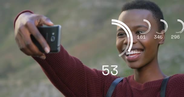 Animace Šťastné Afro Americké Ženy Která Přebírá Selfie Nad Kruhy — Stock video