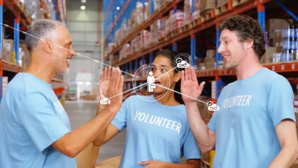 倉庫で5人以上の多様なボランティアのアイコンのネットワークのアニメーション 寄付とボランティアのコンセプト — ストック動画