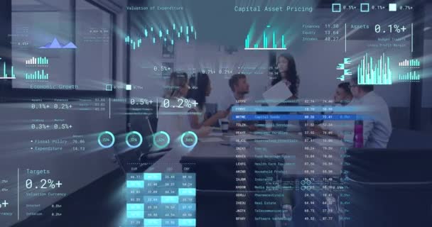 オフィス内の多様なビジネス人に対する財務データ処理のアニメーション グローバルネットワーク ビジネス コンピューティング データ処理の概念デジタル生成ビデオ — ストック動画