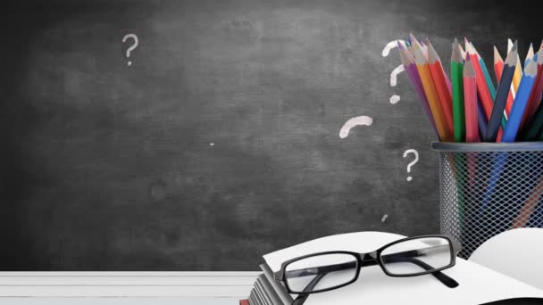 Animation Eines Buches Mit Brille Und Bleistift Über Fragezeichen Auf — Stockvideo